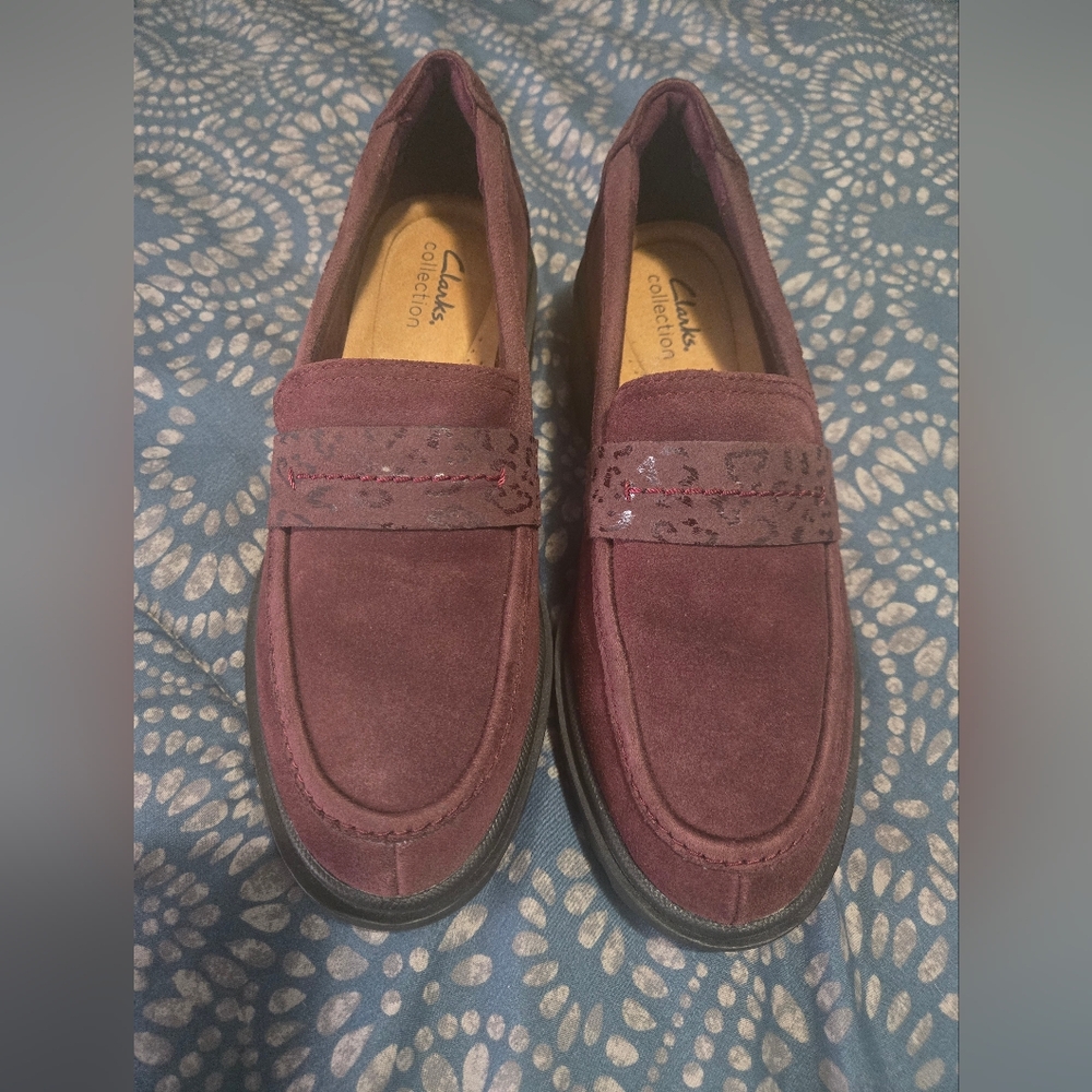 Clarks 8.5 Womens Burgandy Lightweight Ultimate Comfort. Loafers .  See Pics.